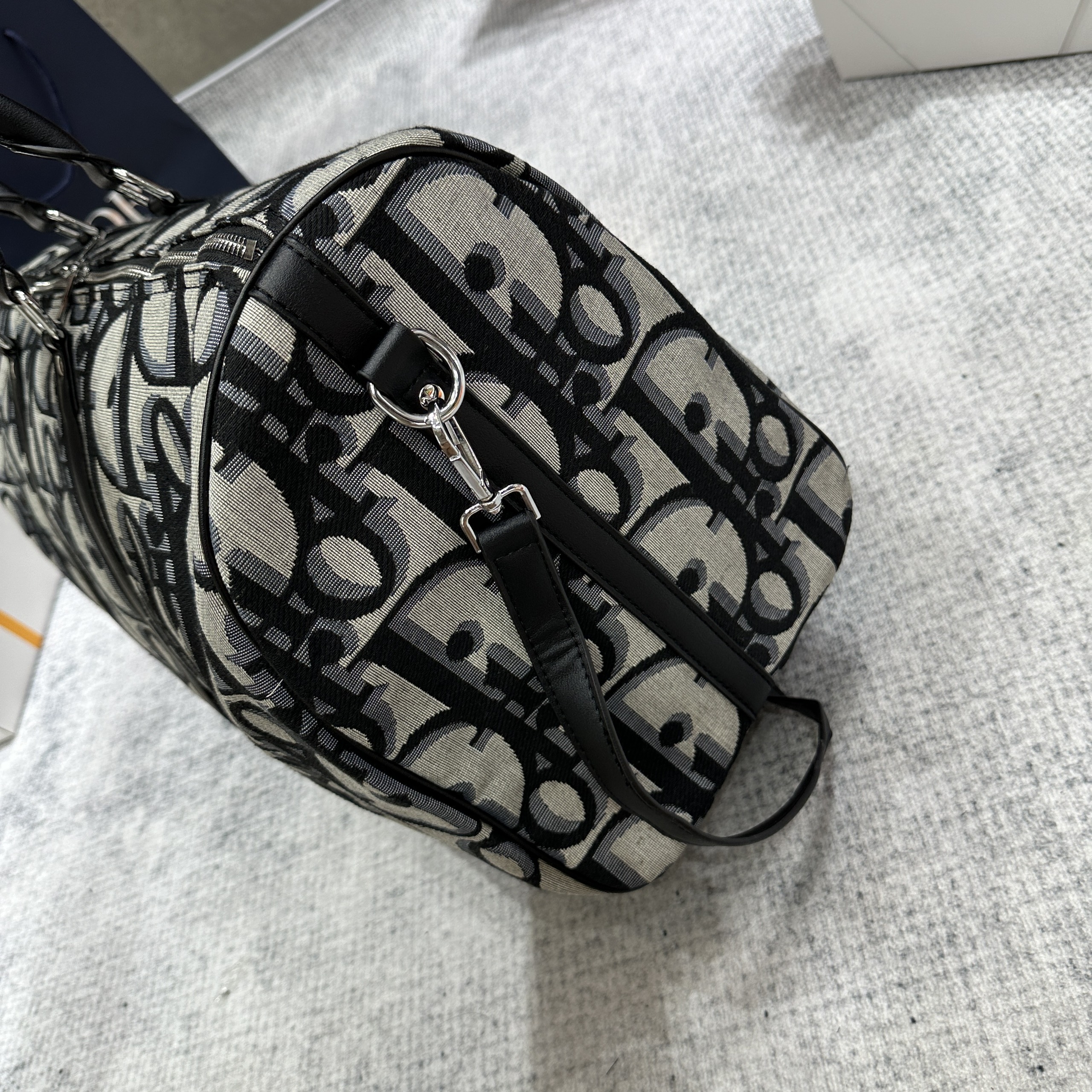 Túi trống du lịch Dior CD Trắng họa tiết logo chữ Đen full size 50cm Like Auth Fullbox phụ kiện PLD